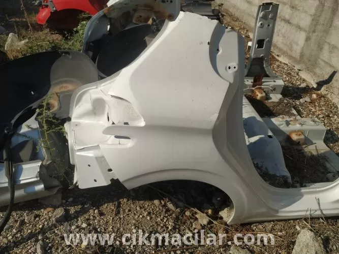 peugeot 208 sağ arka çamurluk