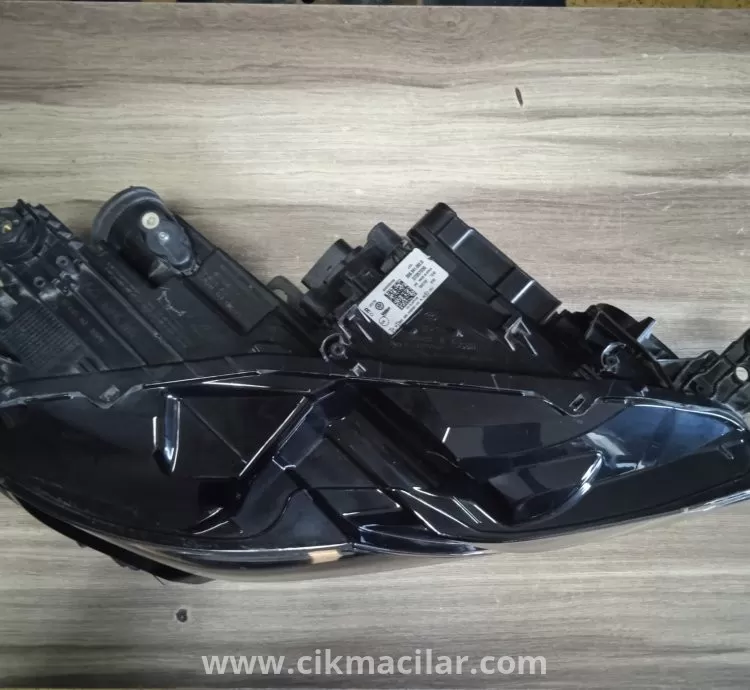 volkswagen arteon  ledli sağ ön far 2017-2020 model sökme