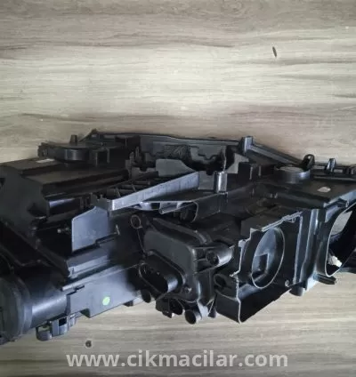 volkswagen arteon  ledli sağ ön far 2017-2020 model sökme 3