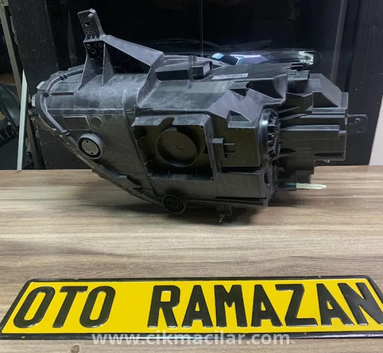 Ford Puma Model Orijinal Çıkma Sağ Ön Far