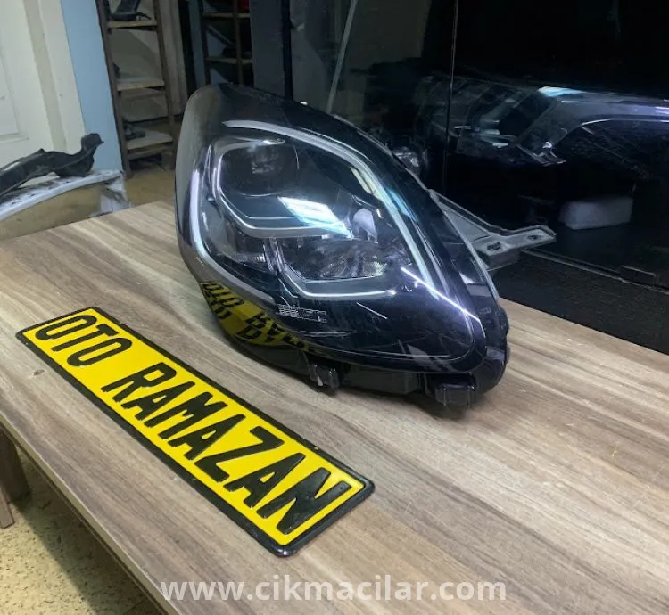 Ford Puma Model Orijinal Çıkma Sağ Ön Far