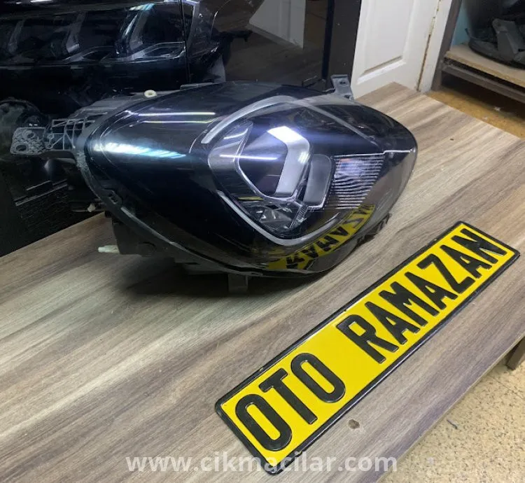 Ford Puma Model Orijinal Çıkma Sağ Ön Far