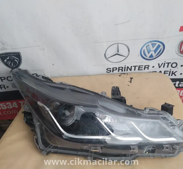 Toyota Corolla Model Orijinal Çıkma Sag Ön Far