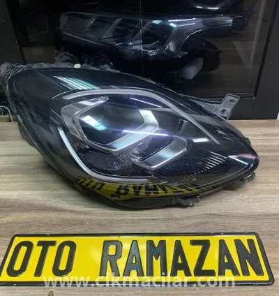 Ford Puma Model Orijinal Çıkma Sağ Ön Far